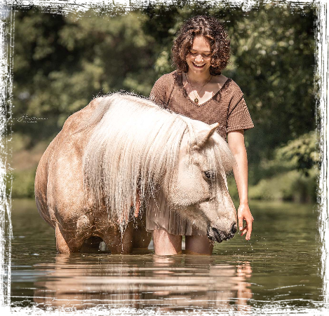 Jana-Hartmann-Fotografie-Pferd-im-Wasser Pferd im Wasser beim Shooting mit Jana Hartmann Fotografie in Karlsruhe